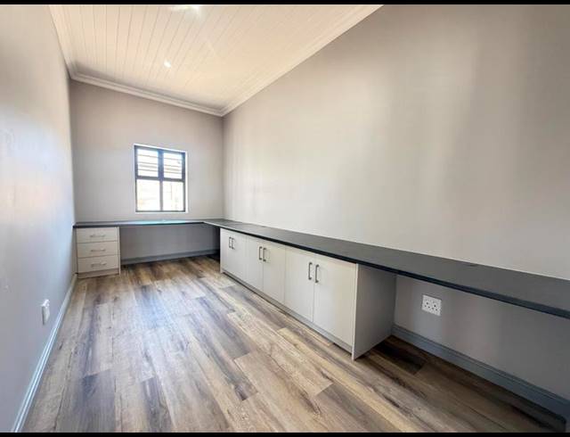 4 BEDROOM HOUSE FOR SALE IN TAFELZICHT